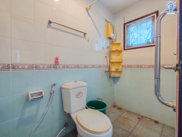 *****บ้านเดี่ยวมือสองย่านกรุงเทพฯ ม.สิรีธรวิลล์ ประชาอุทิศ หลังมุม! เนื้อที่กว้าง 68 ตร.ว. ฟังก์ชัน 4 ห้องนอน 3 ห้องน้ำ ที่จอดรถ 1 คัน แถมฟรี! เครื่องปรับอากาศ 5 เครื่อง บ้านหลังใหญ่ สภาพเหมือนใหม่ พร้อมเข้าอยู่! บนทำเลแห่งการเดินทาง เชื่อมต่อถนนสุขสวัสสดิ์, ถนนประชาอุทิศ, ถนนพุทธบูชา ใกล้จุดขึ้นทางด่วน "กาญจนาภิเษก(ด่านบางครุ2)"